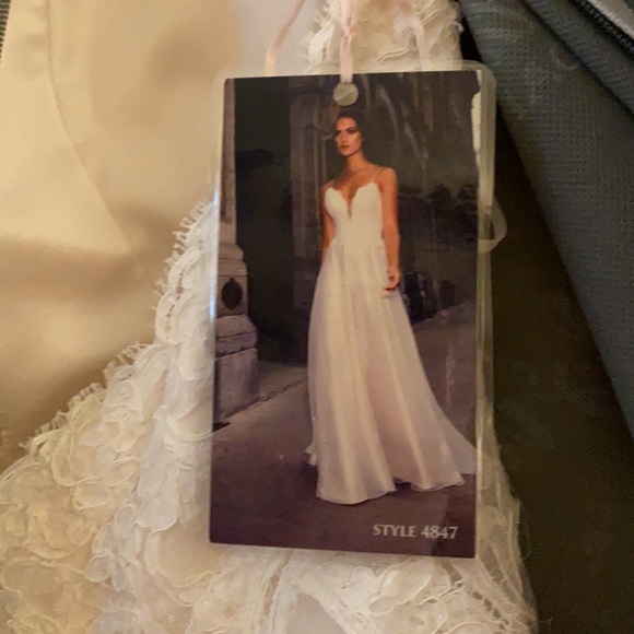 Paloma Blanca Ivory wedding gown - Picture 10 of 10